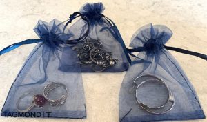 قراردادن زیورآلات در چمدان