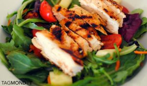 سالاد مرغ گریل ساده