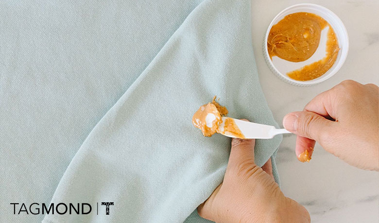 پاک کردن لکه آدامس با کره بادوم زمینی