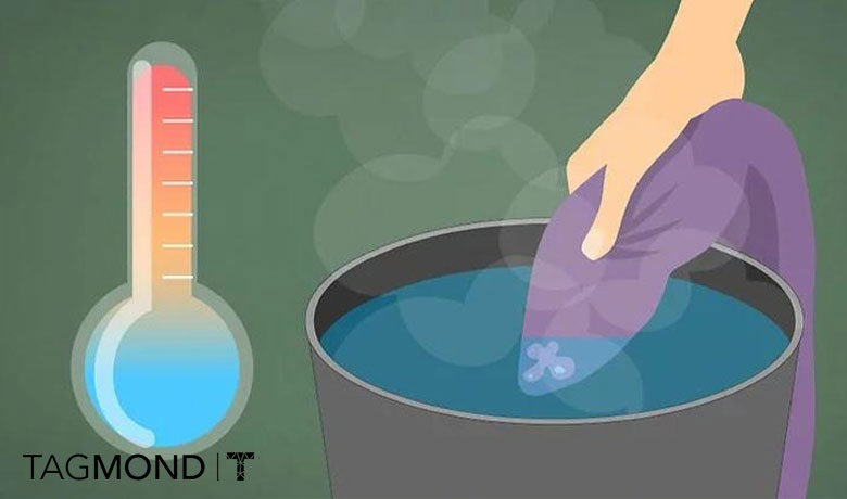 پاک کردن لکه آدامس با آب جوش