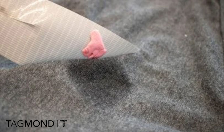 پاک کردن لکه آدامس با چسب نواری