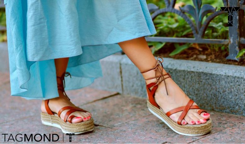 مدل صندل پاشنه بلند با بندهای بلند دور پا و طراحی باز، جذابیت و خنکی در روزهای گرم