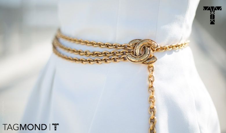 کمربند طلایی؛ تأکید بر کمر و ایجاد فرم در استایل مهمانی زنانه