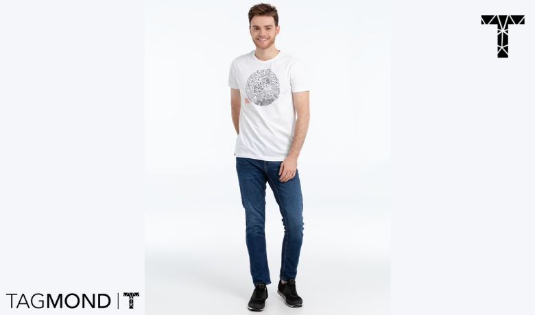 ست کردن تیشرت طرح‌دار یا چاپی + شلوار جین