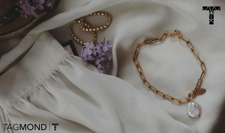 چرا ترکیب شومیز سفید با اکسسوری طلایی جذاب است؟