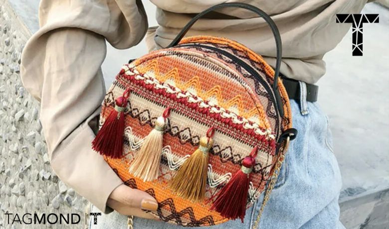 کیف بوهو با آویزهای هنری؛ جلوهای متفاوت در میان مدل کیف زنانه تابستانی
