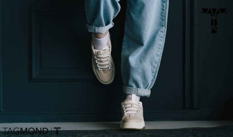 چگونه شلوار جین تابستانی را با صندل یا کتانی سبک ست کنیم؟