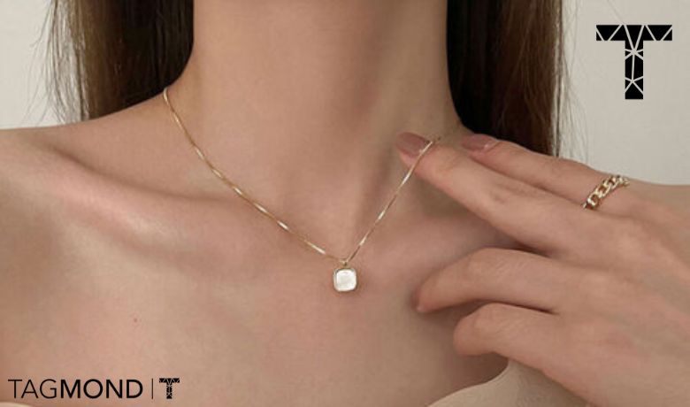 گردنبند یا مدال طلایی زنانه؛ جلوه‌ای زیبا و لطیف در استایل تابستانی بانوان